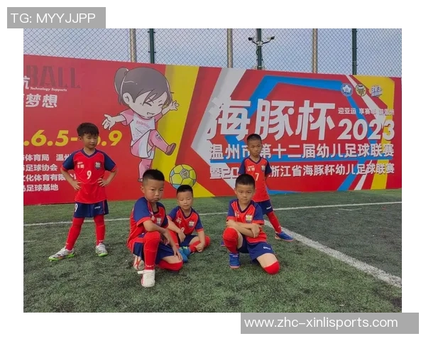 足球比心传递热爱与团结让我们一起为梦想拼搏不懈努力